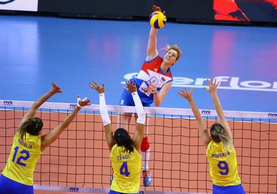 Seleção feminina de vôlei é dominada e sofre derrota para a Sérvia