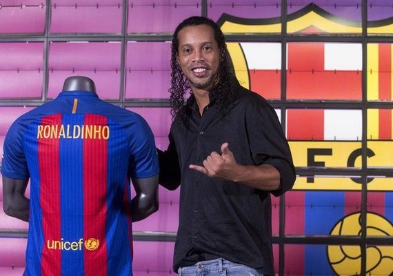 Ronaldinho Gaúcho assina contrato e se torna embaixador do Barcelona