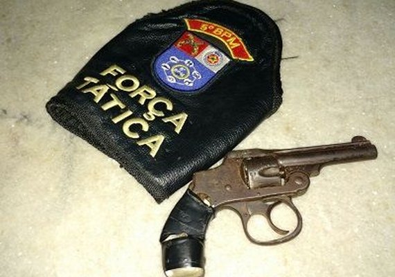 PM apreende arma de fogo após abordagem a ciclomotor na Avenida Cachoeira do Meirim