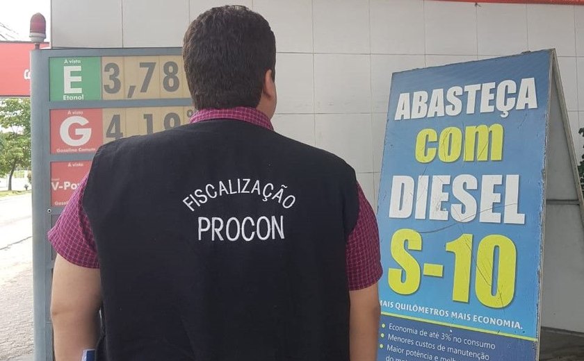 Procon Maceió fiscaliza postos de combustíveis e orienta consumidores