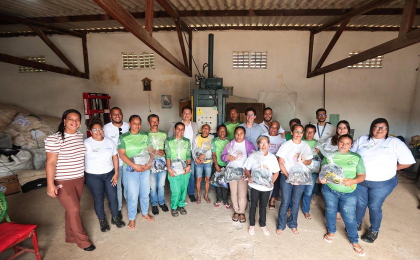 Programa CataMais entrega kits com EPIs a cooperativa de catadores em Arapiraca