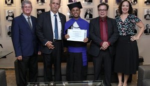 Reeducando recebe diploma de bacharel em Administração no Tribunal de Justiça