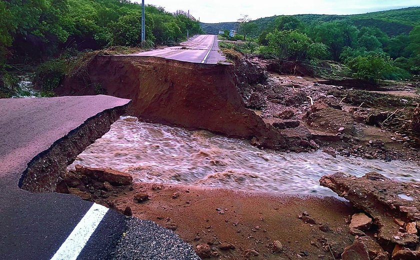 Via entre Piranhas e Canindé de São Francisco é liberada após destruição causada por fortes chuvas
