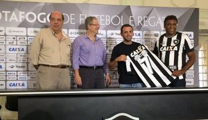 Argentino Montillo é apresentado no Botafogo com pompas para a torcida