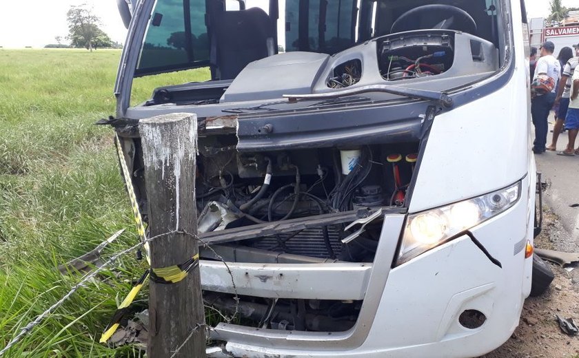 Colisão entre carro e micro-ônibus deixa um morto e três feridos na AL-220