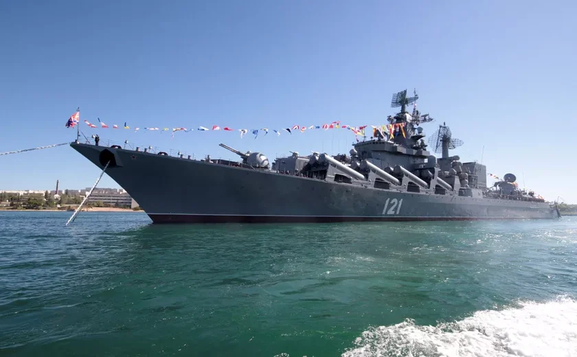 Navio-símbolo da Rússia que sofreu explosão já participou de três guerras