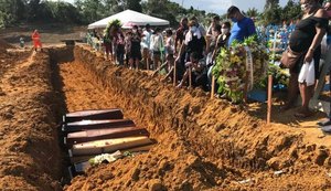 Manaus bate recorde de enterros e passa a empilhar caixões