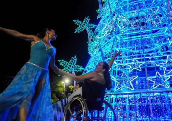 Árvore dançante ilumina o Natal na Praça Multieventos, em Pajuçara