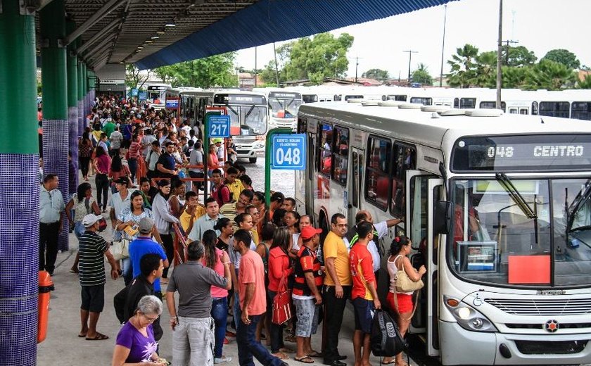 Valor da passagem de ônibus é alvo de protestos em Maceió