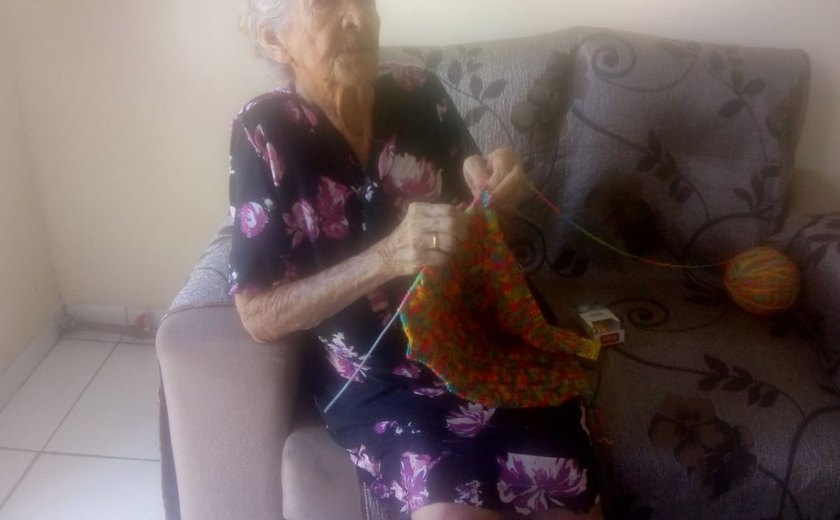 Idosa de 91 anos enfrenta pandemia com tricô e isolamento
