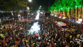 Mais de 100 mil pessoas estiveram na orla para acompanhar os blocos nas prévias carnavalescas de Maceió