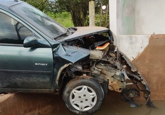 Motorista perde controle do veículo, invade terreno de residência e bate em cisterna