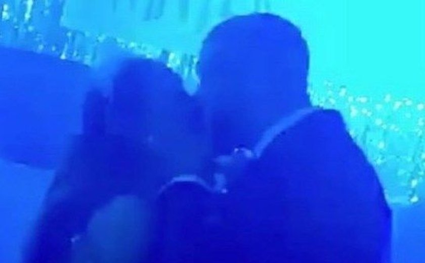 J-Lo e Drake são flagrados aos beijos em festa no estilo baile de formatura