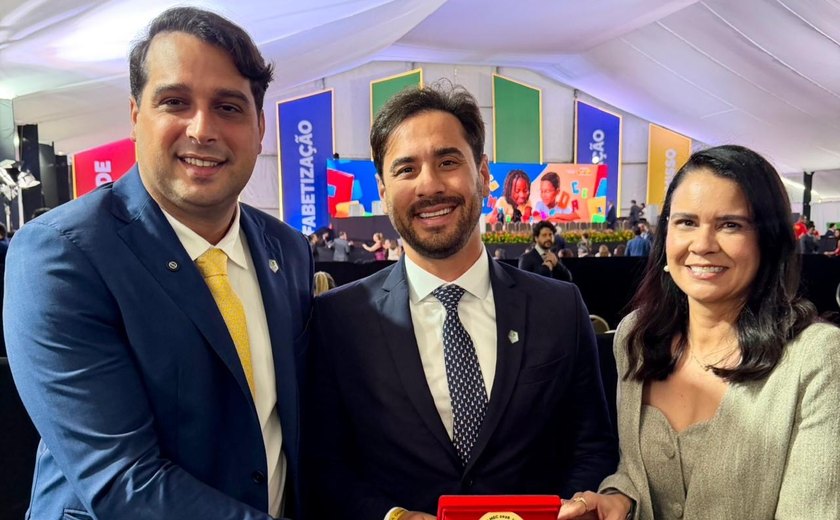 Santana do Mundaú consolida excelência educacional e conquista Selo Ouro de Alfabetização em Brasília
