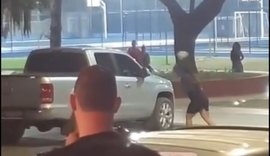 Flagra de suposta traição termina em carro depredado e chamado de polícia em Maceió