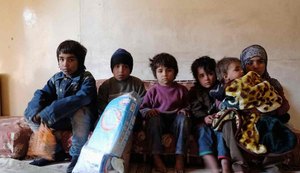 ONG encontra 6 crianças vivendo sozinhas por 2 meses em casa bombardeada de Aleppo