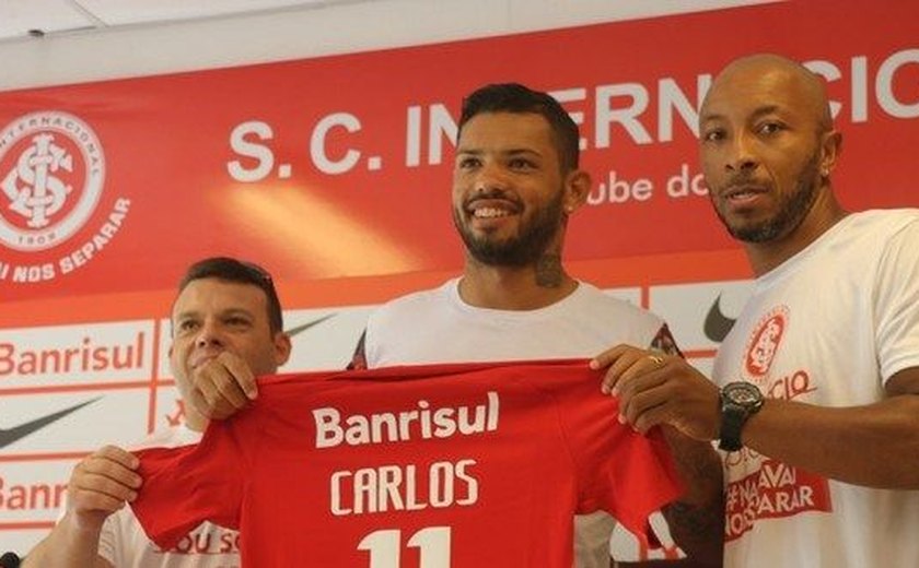 Apresentado no Internacional, Carlos traça meta de 22 gols para 2017