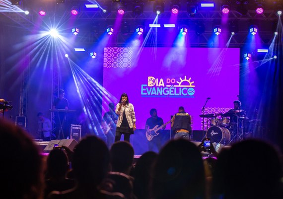 Fiéis prestigiam primeira noite de comemorações ao Dia do Evangélico