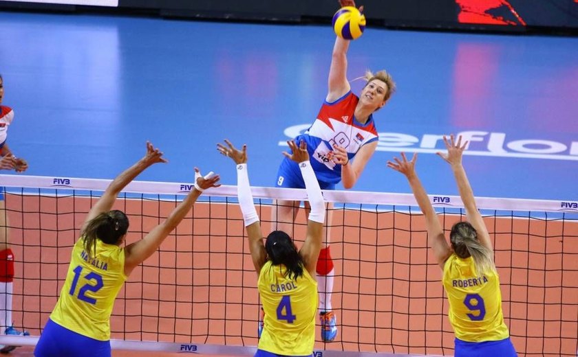 Seleção feminina de vôlei é dominada e sofre derrota para a Sérvia