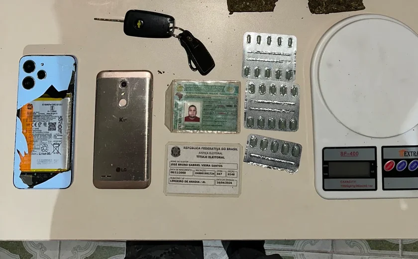 Polícia apreende carro com drogas e equipamentos do tráfico em Limoeiro de Anadia