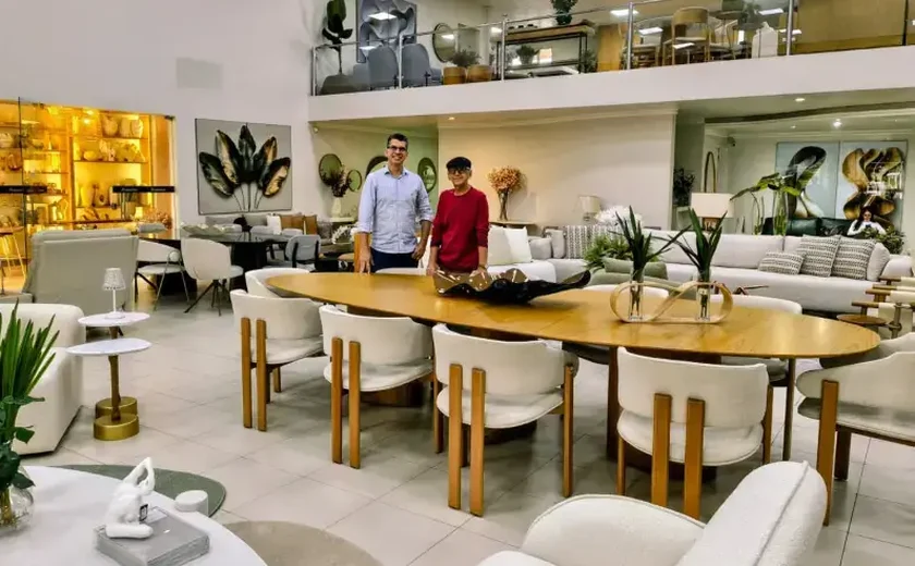 Parceria entre pai e filho entalha o futuro de uma das indústrias moveleiras mais tradicionais de Arapiraca