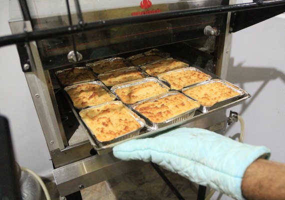 Produção de comidas típicas garante renda extra em negócios familiares