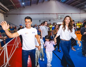 JHC vota em Maceió ao lado da família e afirma que Alagoas terá o melhor governador da história