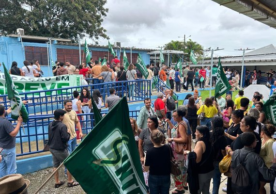 Sinteal e grevistas da educação protestam em evento com presença de Paulo Dantas