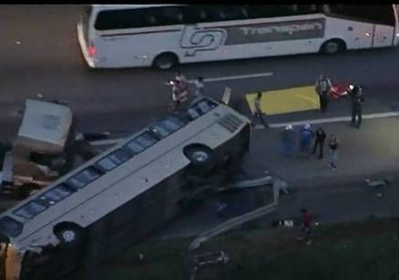 Acidente entre ônibus e carreta deixa dois mortos em São Paulo