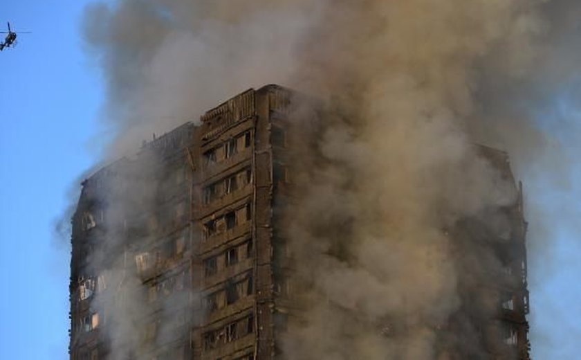 Sobe para 12 número de mortos em incêndio em prédio residencial em Londres