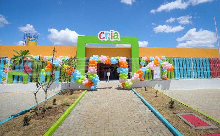 Governo assina ordem de serviço e entrega equipamentos de educação e esporte em Poço das Trincheiras