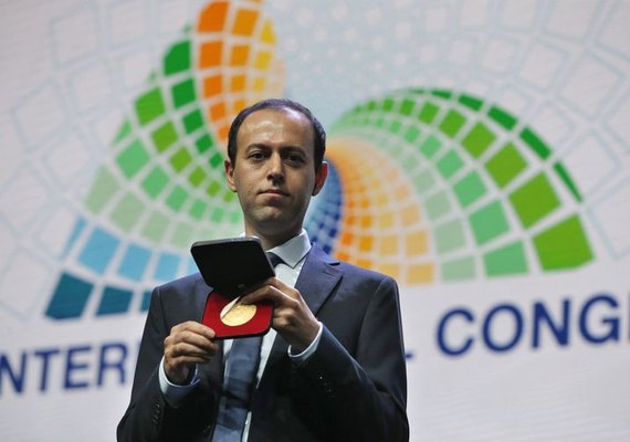 Matemático iraniano recebe nova medalha e diz que voltará ao Rio de Janeiro