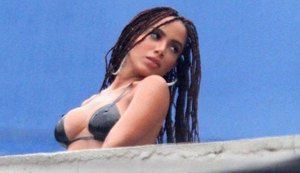 Anitta usa biquíni de fita isolante em gravação de clipe no Morro do Vidigal