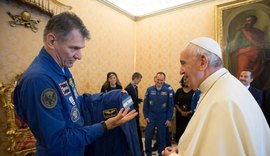 Astronautas da Estação Espacial dão uniforme personalizado ao Papa Francisco