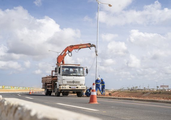 Obras de iluminação pública avançam na Avenida Marília Mendonça