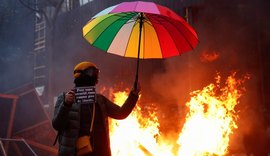 Manifestantes protestam contra brutalidade policial e política de segurança em Paris