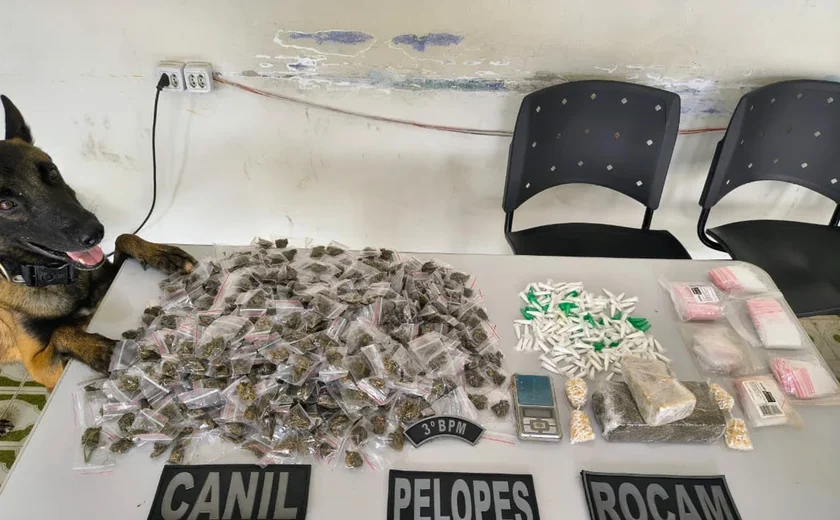 Dupla é presa com mais de 1 kg de drogas enterradas em quintal em Arapiraca