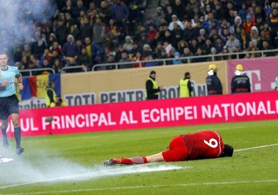 Bomba interrompe Romênia x Polônia e explode perto de Lewandowski