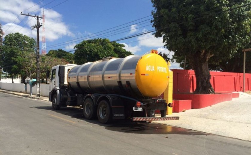 SAAE Penedo envia água potável para Piaçabuçu