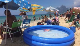 Banhistas enchem piscina de 500 litros na areia da praia de Ipanema