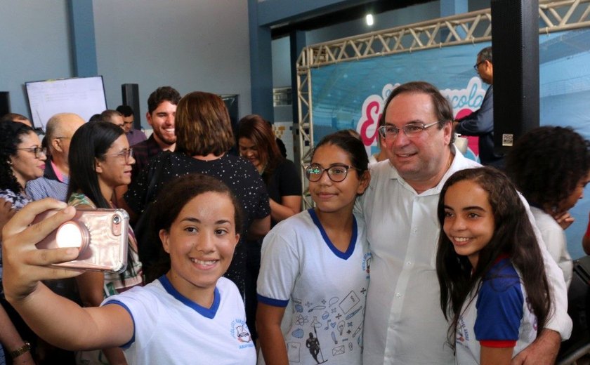 Luciano Barbosa entrega escola reformada e ampliada em Arapiraca