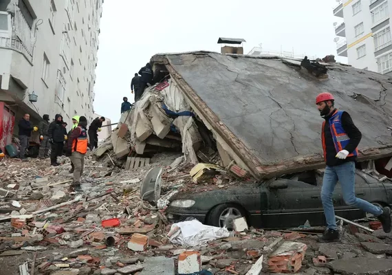 Terremotos na Turquia e na Síria deixam mais de 5 mil mortos