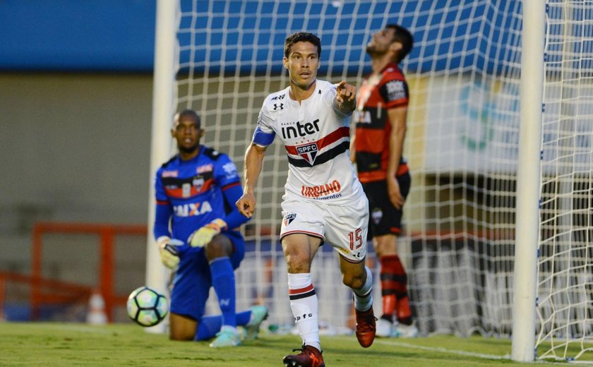 Hernanes volta a ser decisivo e São Paulo vence Atlético-GO fora de casa