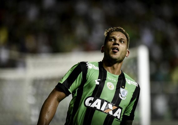 América vence Vitória e volta ao grupo dos primeiros colocados