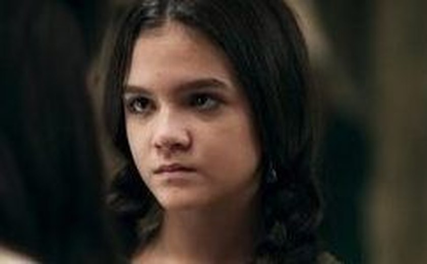 Agnes usa poderes e impede Amália de ir para a fogueira