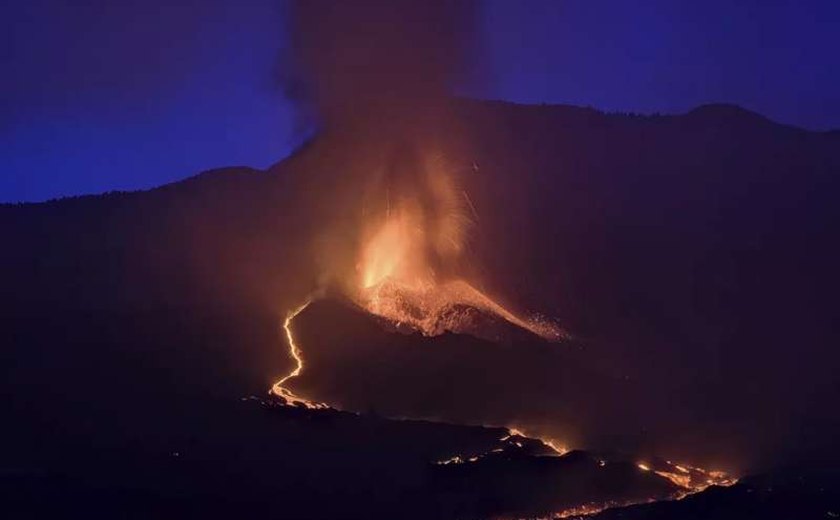 Vulcão de La Palma volta a lançar cinzas e lava se aproxima do mar