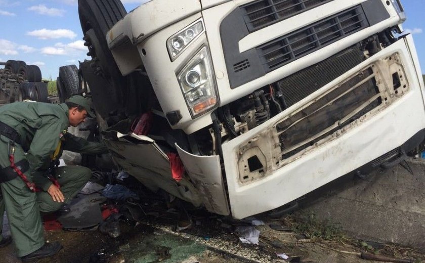 Condutor de carreta morre após veículo capotar em Novo Lino