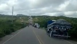 Duas pessoas ficam feridas em acidente entre caçamba e carro em Delmiro Gouveia