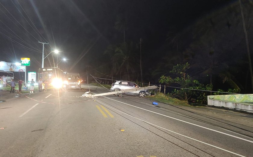 Colisão entre carro e poste causa congestionamento na AL-101 Norte, em Riacho Doce
