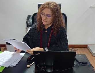 Irmã de Mikaele passa mal durante júri de Albino Santos, em Maceió